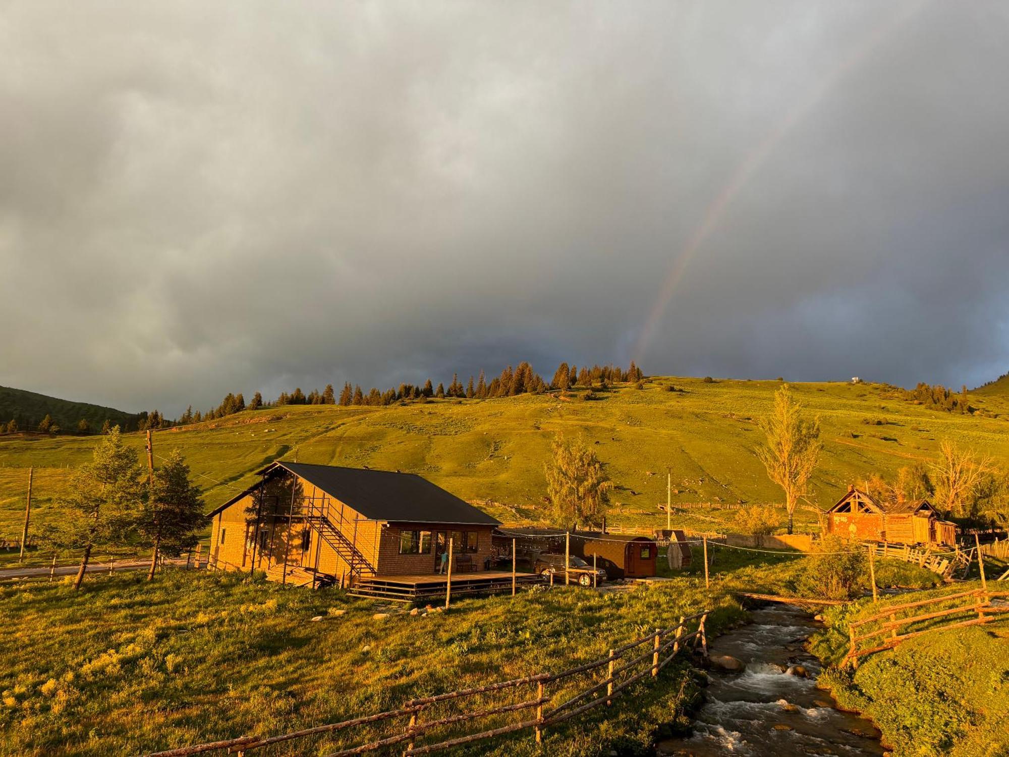 Mine Hostel Dzhergalan Jyrgalan 外观 照片