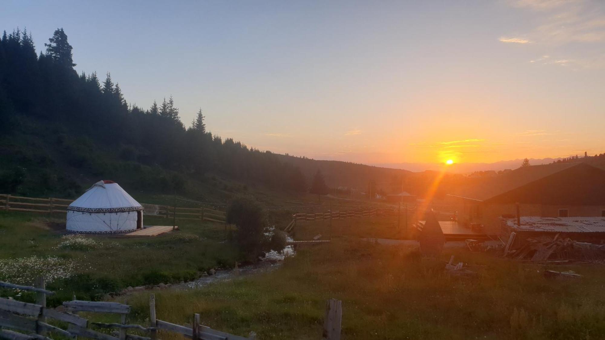 Mine Hostel Dzhergalan Jyrgalan 外观 照片