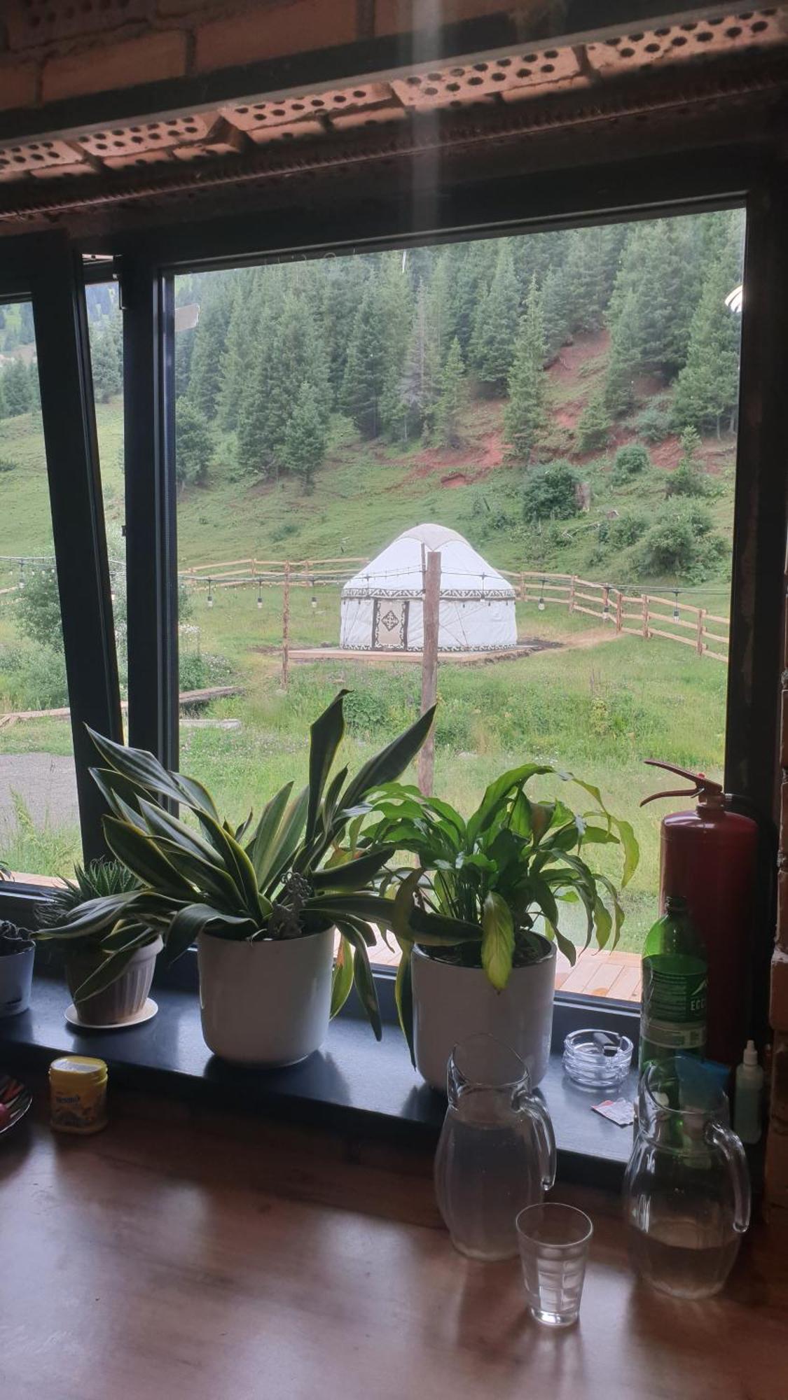 Mine Hostel Dzhergalan Jyrgalan 外观 照片